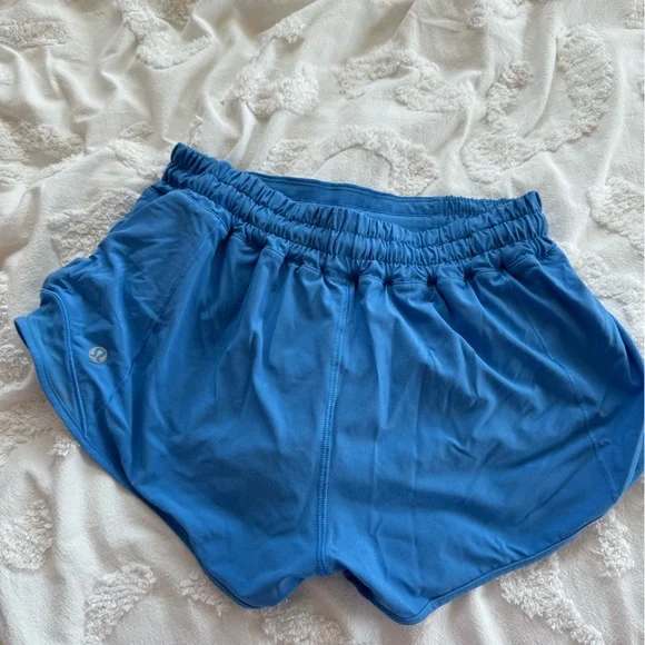 Lululemon low rise hotty Hot shorts - Picture 2 of 2